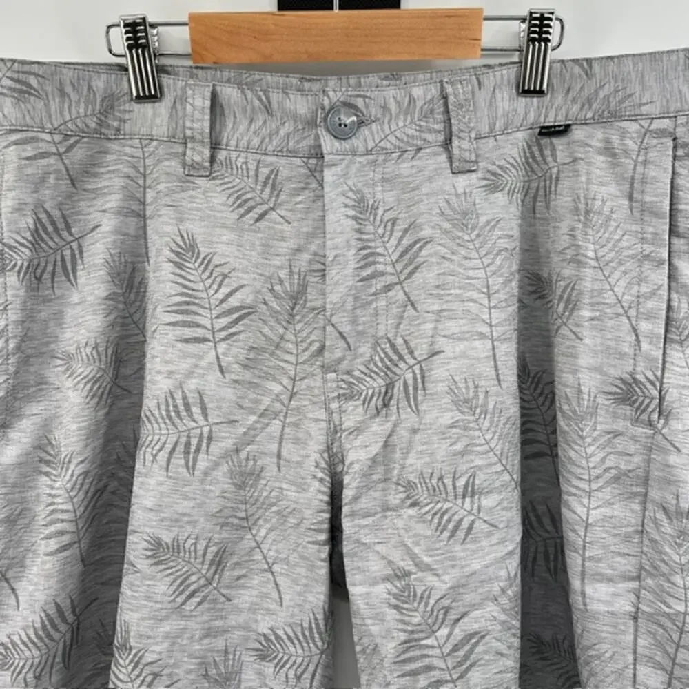 Travis Mathew Performance Golf Chino Shorts Mens 33 Gray Tropical Fern Print